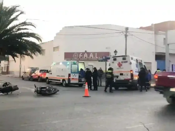 Violento choque de motos en avenida Independencia: dos heridos y caos vial