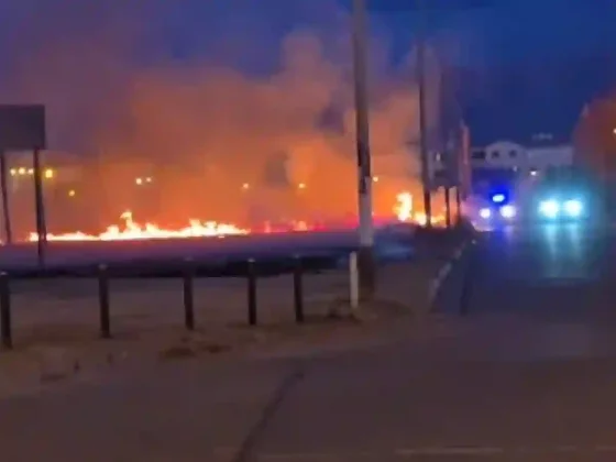 Feroz incendio de pastizales en Barrio Juan Pablo II