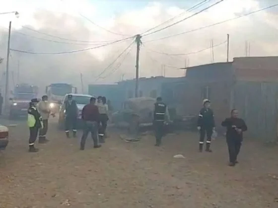 Casas destruidas y familias evacuadas tras incendio por viento Zonda en barrio 20 de Junio