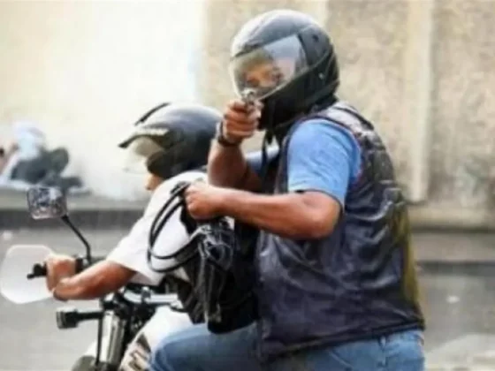 Motochorros detenidos tras asaltar a dos mujeres en un local