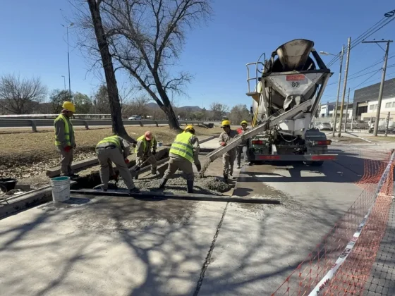 La colectora de Av. Tavella al 1.300 tiene nuevo hormigonado y tránsito restringido por 30 días