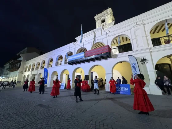 La Municipalidad de Salta recordó a San Martín con danzas folclóricas frente al Cabildo Histórico