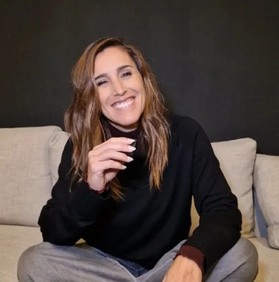 Soledad Pastorutti se animó a un outfit moderno y sensual: transparencias y mini