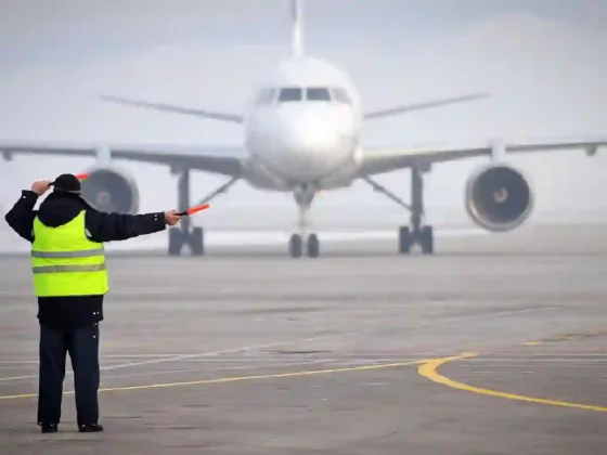 Los controladores aéreos levantaron el paro del jueves, pero ratificaron el del sábado