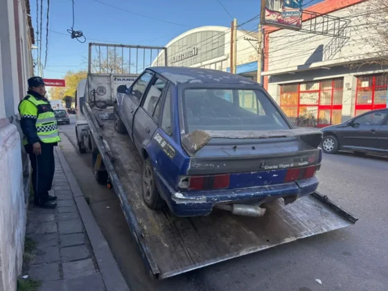 Retiran un vehículo abandonado en Córdoba y La Rioja para mejorar la seguridad y el orden