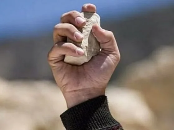 Imputan a joven por arrojar piedras y lesionar a un vecino