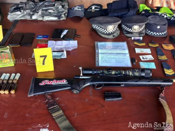 Se secuestraron armas, municiones, ropa de fajina de la Policía de Tucumán, numerosas credenciales policiales, documentos, celulares y dispositivos electrónicos.