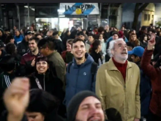 Militantes K se reúnen frente al departamento de Cristina Kirchner mientras esperan resultados