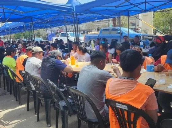 Peregrinos del Milagro fueron recibidos con un almuerzo tradicional por los puesteros del Mercado San Miguel