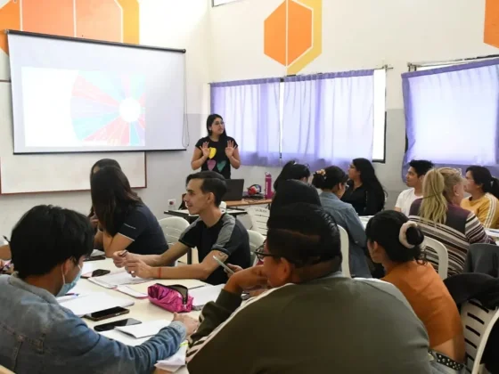 Vecinos de Villa Asunción aprenden inglés con la UPATECo y reciben certificación universitaria