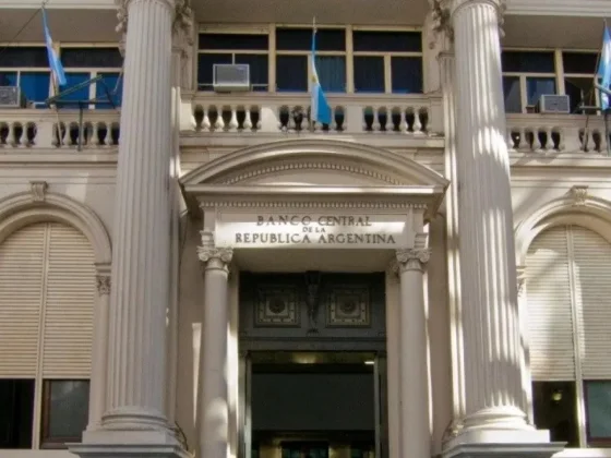 El Banco Central baja las tasas al 25% y el dólar cae en Argentina