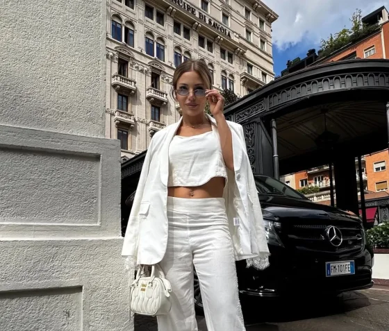 Evangelina Anderson deslumbra en Milán con un look total denim