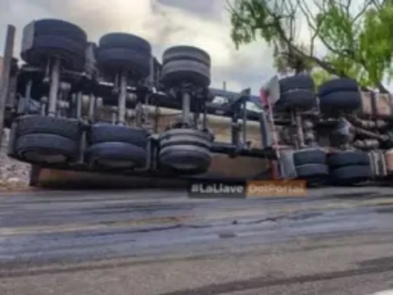 Volcó un camión de combustible en Ingeniero Maury: chofer fue rescatado y trasladado al hospital
