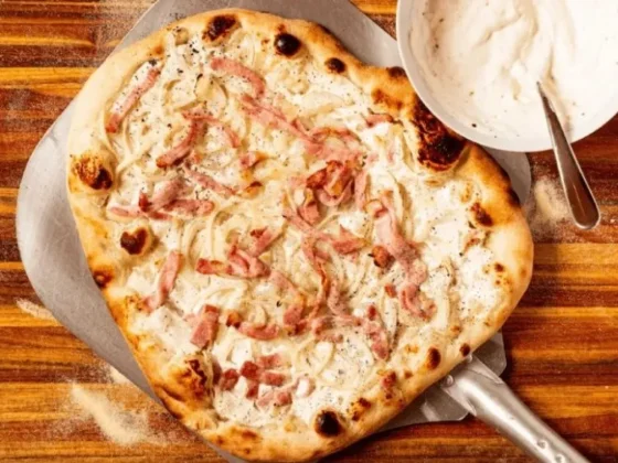 Receta de "Tarte Flambée", la fugazzeta francesa que conquista a los paladares más exigentes