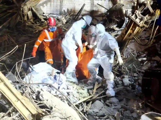 Colapso de un edificio escolar en Indonesia: asciende a 53 el número de muertos