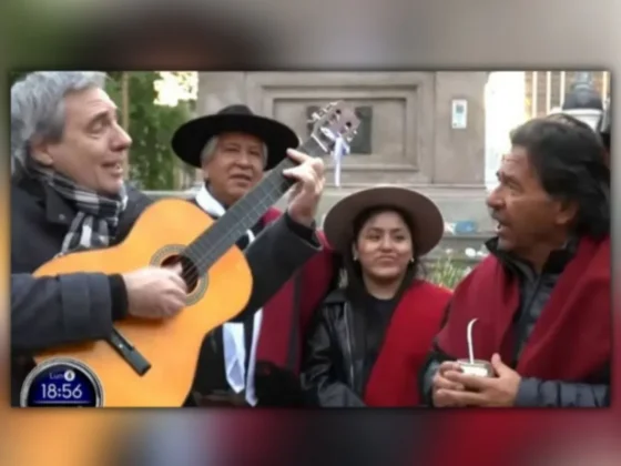 El gobernador salteño sorprende en la Rosada con guitarreada junto a Francos y Saravia