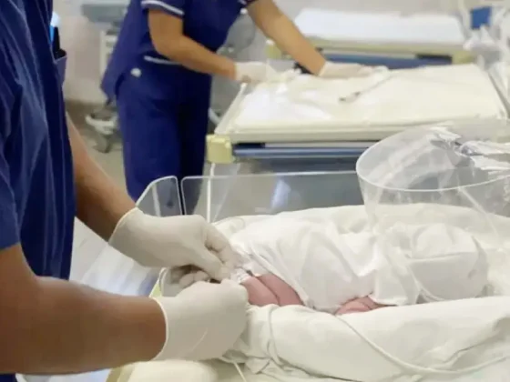 Conmovedor: Policías ayudaron a una mujer a dar a luz en pleno centro de Salta