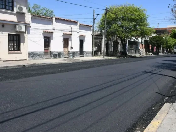 La Municipalidad repavimenta la calle Mendoza al 1400 para mejorar la circulación vehicular