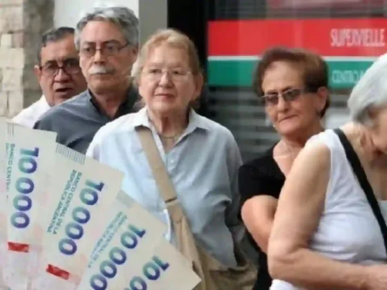 Ni aumento ni bono: Adorni confirmó $120.000 extras para jubilados en octubre