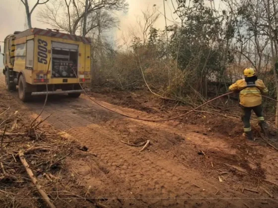 Continúa la intensa lucha contra incendios forestales en el departamento Orán