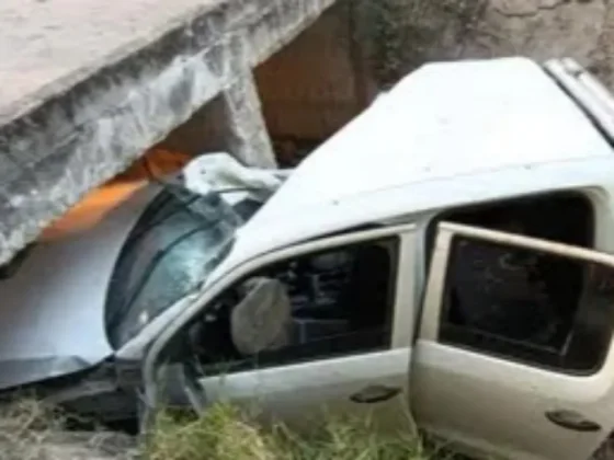 Imprudencia y susto en Orán: tres menores heridas tras caer una camioneta al canal de Dorrego