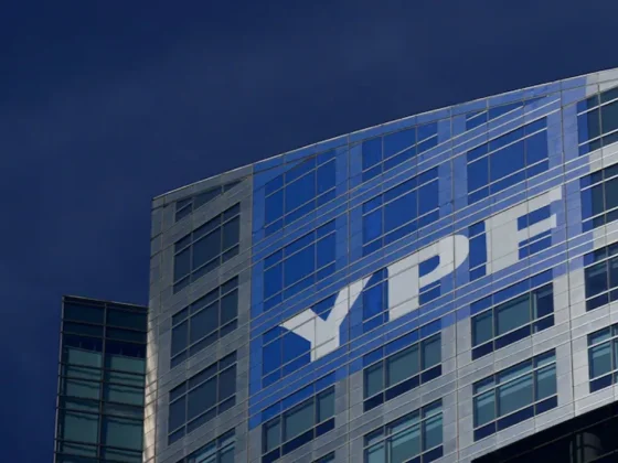 Juicio por YPF: el Gobierno argentino pedirá a la Justicia de EE.UU. suspender la entrega de los chats de Caputo y Massa