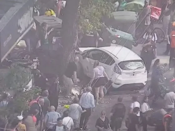 Un auto atropelló a varios peatones en el centro de Córdoba: hay heridos y conmoción