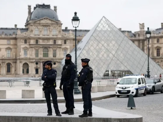 El Louvre bajo shock tras millonario robo de joyas de Napoleón