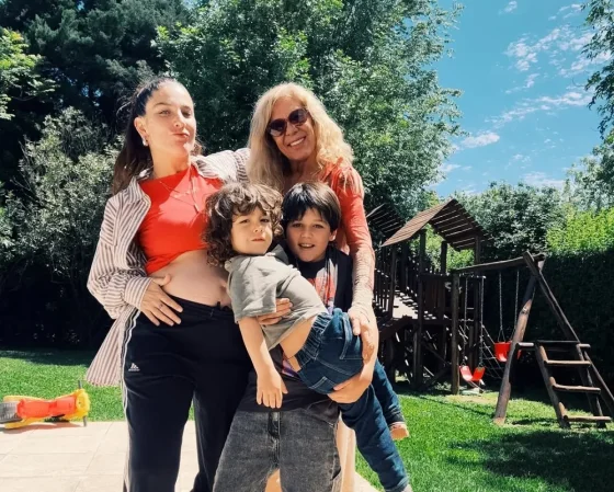 Juana Repetto mostró su regalo del Día de la Madre y reveló el nombre de su tercer hijo