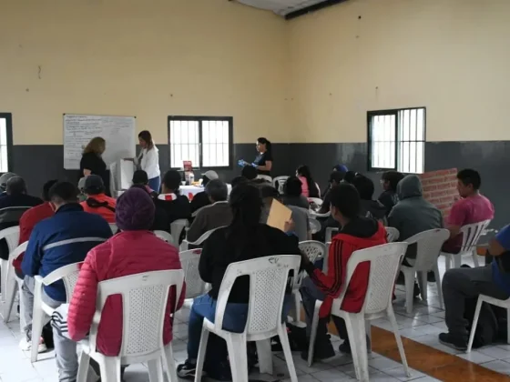 Vecinos de la zona oeste participaron de un taller de pintura para obra
