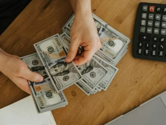 El dólar oficial bajó $35 y cerró a $1460 en el Banco Nación