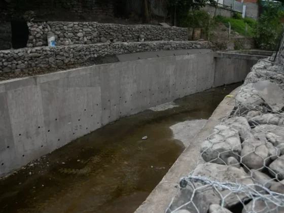 Avanza la etapa final del revestimiento del canal Tinkunaku en barrio El Milagro