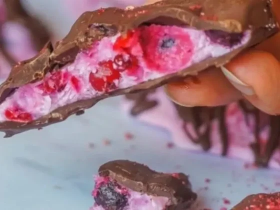Galletitas heladas de frutos rojos, banana y chocolate: paso a paso de la receta sin harina ni azúcar
