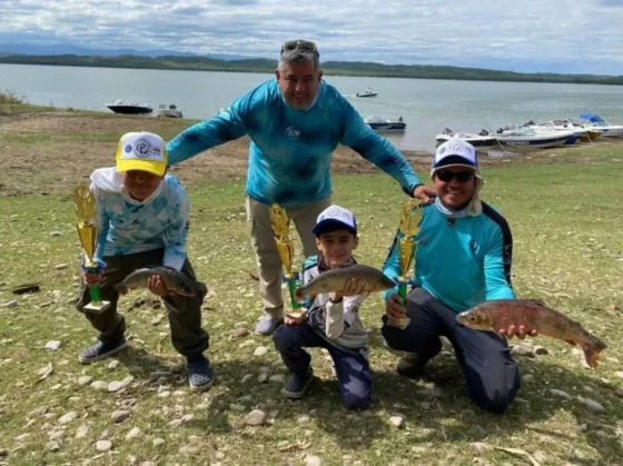 Niños de Metán se coronaron campeones del concurso de pesca de la boga en El Tunal