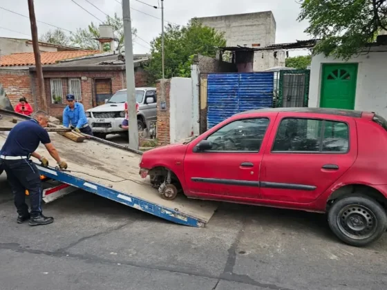 La Municipalidad levantó cuatro autos abandonados en avenida Constitución y ya suman más de 1.400 vehículos retirados en Salta