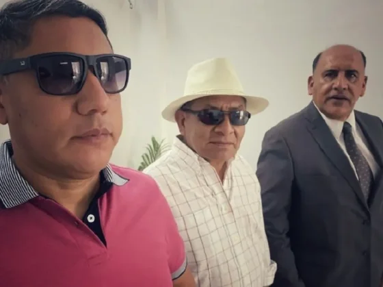 Sajama adelante con chomba, al medio Quipildor y al final el abogado Vedia.