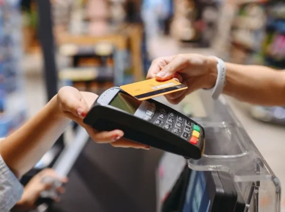 Crece la morosidad y las familias usan la tarjeta de crédito para gastos básicos