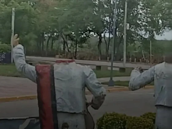 Fuertes ráfagas dañan estatua de “Las Voces de Orán” en la zona sur de la ciudad