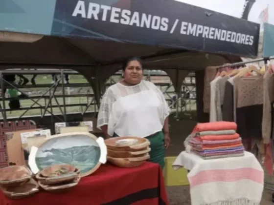 Artesanos salteños exhibieron sus trabajos en el Autódromo en el marco del TC2000