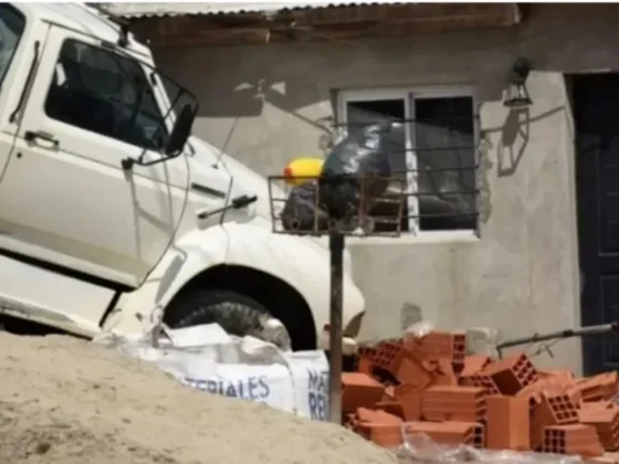 TRAGEDIA: un conductor intentó evitar un accidente y murió atropellado por su propio camión