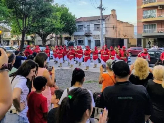 Vecinos y turistas disfrutaron del “Encuentro de Bandas” en el Cabildo y Plaza Alvarado