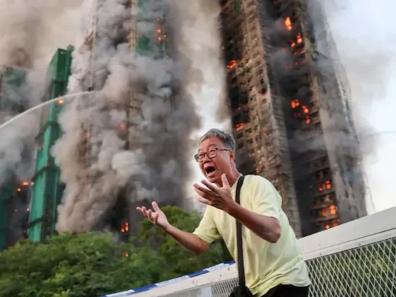 Tragedia en Hong Kong: hay al menos 36 muertos y varias personas atrapadas por un feroz incendio