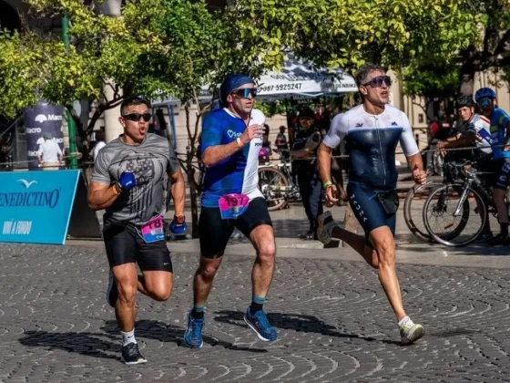 Cerca de 700 deportistas participaron del Triatlón de la Cumbre