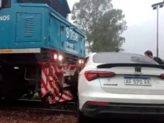 Un tren embistió a un auto y lo arrastró varios metros en un cruce sin medidas de seguridad