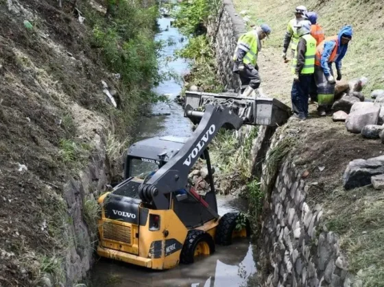 Importante retiro de residuos y basura del canal Pachi Gorriti