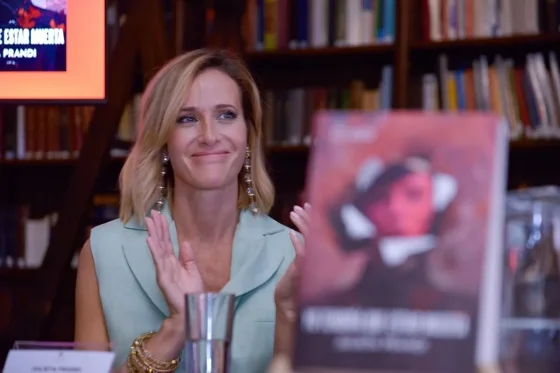 Julieta Prandi dejó al descubierto los tatuajes de su espalda y sorprendió a todos