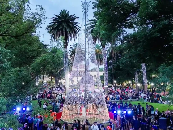 Navidad en Salta: este lunes se ilumina el icónico árbol de Plaza 9 de Julio