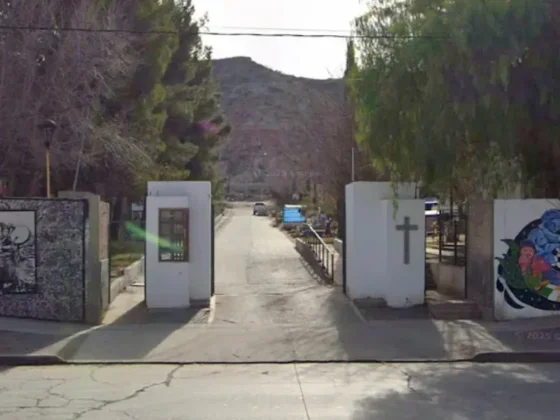 Un grupo de jóvenes hizo un picnic junto a la tumba de su esposo en el cementerio y estalló