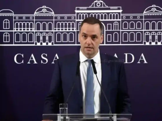 Adorni le recordó a Kicillof que sin déficit, no hay nueva deuda