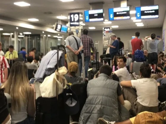 Caos en Aeroparque por una fuerte tormenta en la previa de Navidad